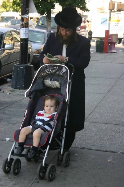 08.04.2007 New York, USA. Uomo ebreo rotola un passeggino con un bambino — Foto Stock