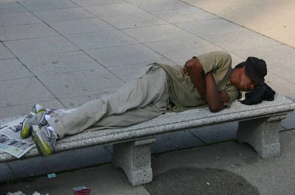 07.08.2007 Chicago, EUA. Um sem-teto negro dorme em um banco — Fotografia de Stock