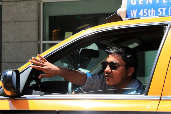 06.14.2013, New York, ABD. Hindu taksi şoförü koluyla hareket yönünü gösteriyor.. — Stok fotoğraf