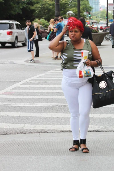 Livestyle. 07.01.2013 Chicago, USA. Donna afroamericana con i capelli rossi in leggings bianchi. Obesità. Corpo positivo.. McDonalds. — Foto Stock