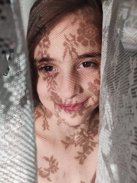 Egy lány csipke fátyolban, napfénnyel az arcán. Korai házassági problémák. Csipke. Ragyogj!. — Stock Fotó