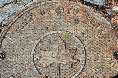 06.14.2013 New York 'ta bir caddede kanalizasyon kapağı