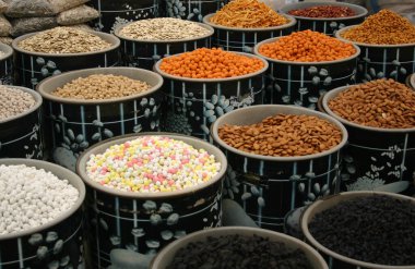 Türk pazarında fındık, tatlı, kurutulmuş meyve.