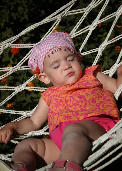 A baba függőágyban alszik a napon. nyaralás koncepció gyerekekkel. Nyári szünet — Stock Fotó