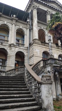 Terk edilmiş Ordzhonikidze sanatoryumundaki bir binanın parçası. Sochi, Rusya. Stalinist İmparatorluk tarzı.