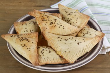 Ev yapımı üçgen börek peynirli