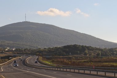 Yan yol yol dağın çevresinde