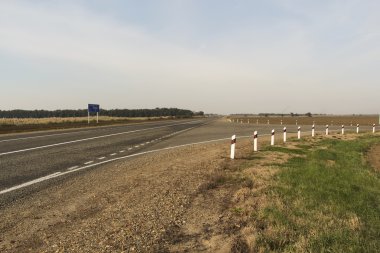 Kavşak, mavi gökyüzü ve greean çimen