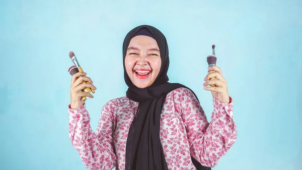 Retrato Uma Mulher Atraente Hijab Segurar Pincéis Maquiagem — Fotografia de Stock