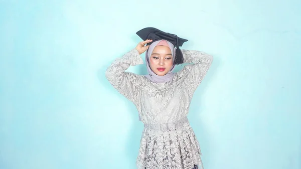 現代的なケバヤを身に着けている美しい女性モデル イスラム教徒の女性のためのアジアの伝統的なドレス 卒業のコンセプト — ストック写真