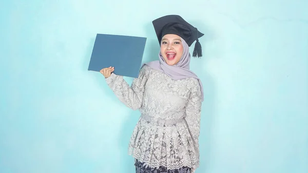 Conceito Sucesso Bela Estudante Muçulmana Comemorando Sua Formatura Faculdade Conceito — Fotografia de Stock