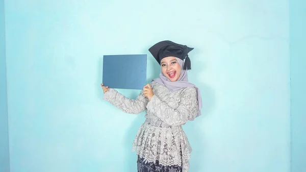 Estudante Muçulmano Bonita Comemorando Sua Formatura Faculdade Celebrando Conceito Cerimônia — Fotografia de Stock
