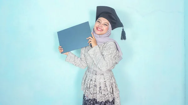 Menina Vestindo Hijab Conceito Graduação Celebrando Conceito Cerimônia Formatura — Fotografia de Stock
