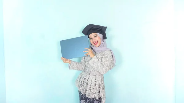 Menina Vestindo Hijab Conceito Graduação Celebrando Conceito Cerimônia Formatura — Fotografia de Stock