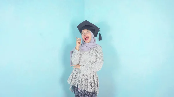 Jovem Hijab Mulher Universitária Estudante Pós Graduação Pensando Olhando Para — Fotografia de Stock