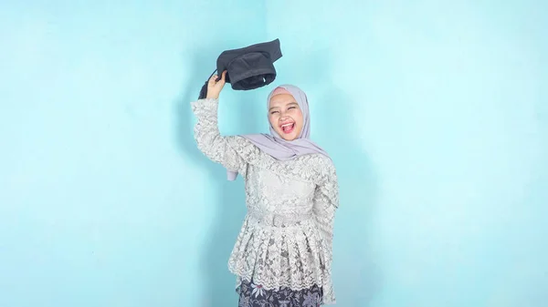 Sikeres Koncepció Gyönyörű Muszlim Diák Ünnepli Diplomaosztóját Főiskolán Oktatás Diploma — Stock Fotó