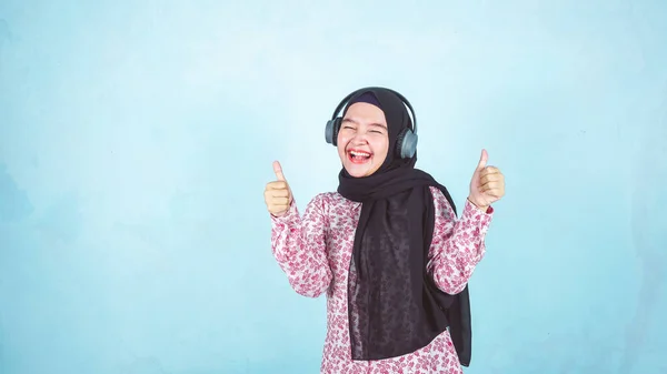 Asijské Muslimka Hidžáb Poslech Hudby Sluchátka Radostná Žena Poslouchající Hudbu — Stock fotografie
