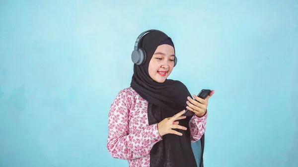Usmívající Hidžáb Žena Psaní Textové Zprávy Nebo Procházení Sociálních Sítí — Stock fotografie