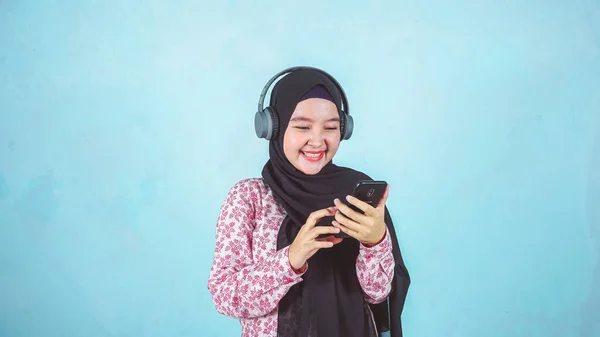 Sorrindo Hijab Mulher Digitando Mensagem Texto Rolando Através Redes Sociais — Fotografia de Stock