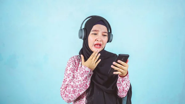 Jovem Mulher Hijab Com Expressão Choque Fone Ouvido — Fotografia de Stock