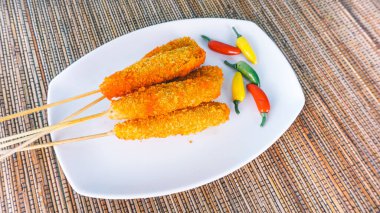 Beyaz tabakta sempol çerezi, yemek konsepti. Endonezya Tavuk Şişi / Satay (Sate Sempol Ayam Endonezya)