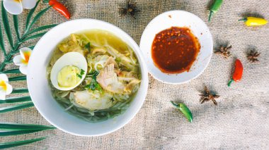 Soto ayam ya da Tavuk çorbası, Endonezya 'nın tipik bir tavuk çorbası çeşididir. Bu sarı renk bumb olarak kullanılan zerdeçal yüzünden.