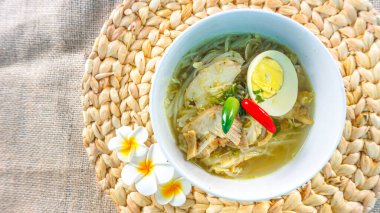 Soto Ayam sebze ve pilav ile servis edilen bir tavuk çorbası. Soto ayam ya da tavuk çorbası, Endonezya spesiyalitesi. Beyaz erişte, tavuk parçaları, fasulye filizi, özel otlar ve taze et suyundan oluşan bir dolgu.