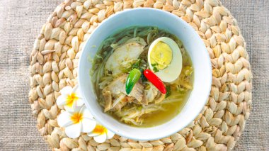 Soto Ayam sebze ve pilav ile servis edilen bir tavuk çorbası. Soto ayam ya da tavuk çorbası, Endonezya spesiyalitesi. Beyaz erişte, tavuk parçaları, fasulye filizi, özel otlar ve taze et suyundan oluşan bir dolgu.