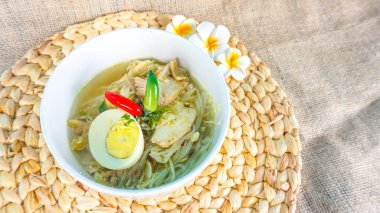 Soto Ayam, Endonezya 'da kahvaltı için uygundur. Soto Ayam sebze ve pilav ile servis edilen bir tavuk çorbası.