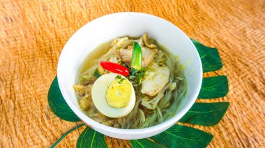 Soto ayam, Endonezya usulü tavuk çorbası, taze zerdeçal ve şifalı bitkisel bir çorba, kabında da ince pirinç eriştesi. Haşlanmış yumurta, kereviz yaprağı ve biber sosuyla servis edilir. Endonezya usulü tavuk suyu / p 'ye eşdeğerdir..