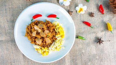 Kızarmış pirinç veya nasi goreng, baharatlı karışık pirinçten yapılan ve kraker, omlet, köfte ve turşuyla servis edilen bir yemektir..