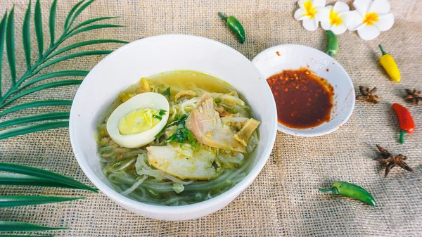 Soto Ayam Una Sopa Tradicional Indonesia Que Consiste Caldo Rodajas —  Fotos de Stock