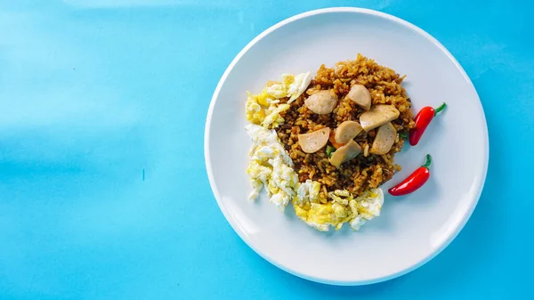 Nasi Goreng Indonéský Styl Smažené Rýže Smažená Rýže Modrém Pozadí — Stock fotografie