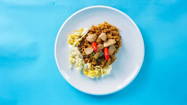 Nasi Goreng Indonesisk Stil Stekt Ris Stekt Ris Blå Bakgrund — Stockfoto