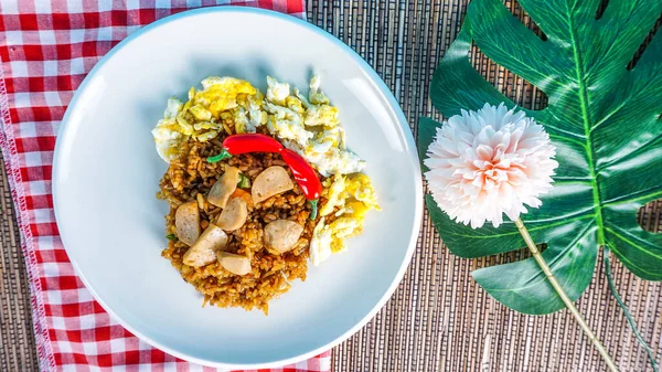 Arroz Frito Com Ovos Mexidos Almôndegas Prato Branco Cozido Arroz — Fotografia de Stock