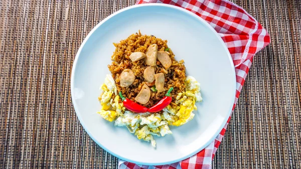 Nasi Goreng Τηγανητό Ρύζι Ομελέτα Αυγό Γαρνιρισμένο Φρέσκους Κεφτέδες Φέτες — Φωτογραφία Αρχείου