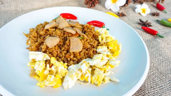Bakso Nasi Goreng Pedas Indonesia Dengan Telur Orak Arik — Stok Foto