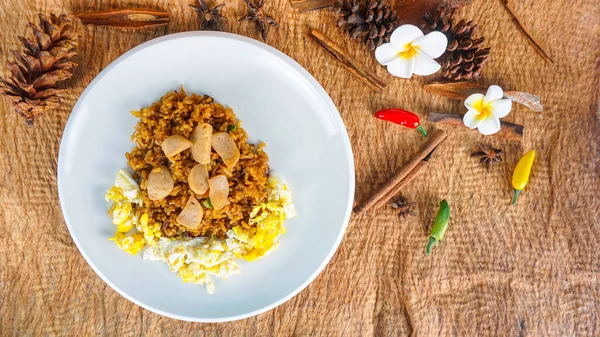 Stekt Ris Träbordet Stekt Ris Nasi Goreng Med Kyckling Och — Stockfoto