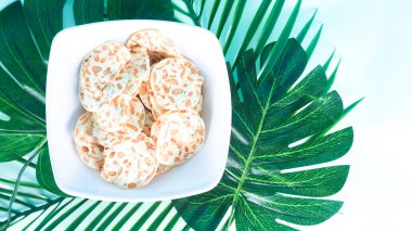 Kripik tempo ya da geleneksel tempeh cips. Popüler Endonezya tuzlu çerezi.
