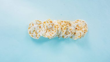 Kripik tempo ya da geleneksel tempeh cips. Popüler Endonezya atıştırmalıkları mavi arka planda izole edildi