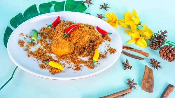Kyckling Serundeng Från Kokos Stekt Med Chilipeppar Serveras Vit Tallrik — Stockfoto