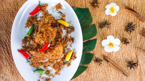 Ayam Serundeng Indonéský Kuřecí Recept Kořeněným Strouhaným Kokosem Podávaný Bílém — Stock fotografie