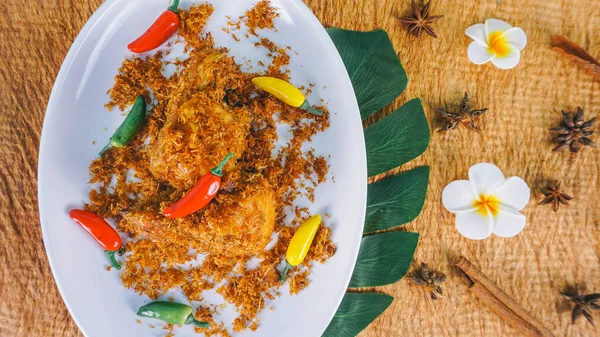 Κοντινό Πλάνο Άποψη Του Ayam Serundeng Ινδονησιακή Κοτόπουλο Συνταγή Καρυκεύματα — Φωτογραφία Αρχείου