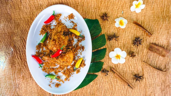 Poulet Frit Indonésien Traditionnel Saupoudré Noix Coco Râpée Épicée Sautée — Photo