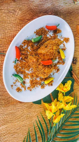 Ayam Serundeng Indonesisk Kyckling Recept Med Kryddad Riven Kokos Serveras — Stockfoto