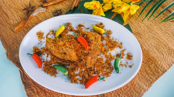 Ayam Serundeng Indonesiska Kyckling Recept Serveras Med Chilipeppar Vit Platta — Stockfoto