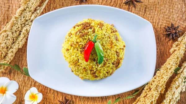 Muslim Κίτρινο Ρύζι Κοτόπουλο Halal Τροφίμων Κίτρινο Ρύζι Λευκό Πιάτο — Φωτογραφία Αρχείου