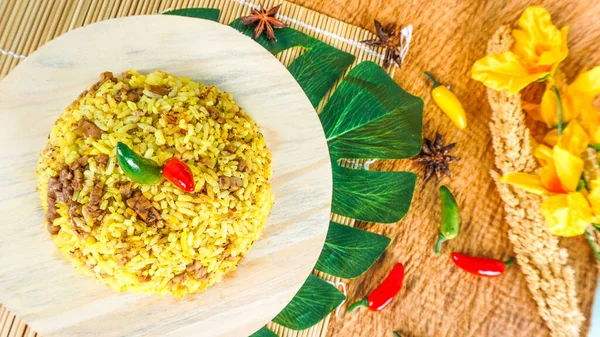 Närbild Skjuta Nasi Kuning Eller Gult Ris Typisk Indonesisk Mat — Stockfoto