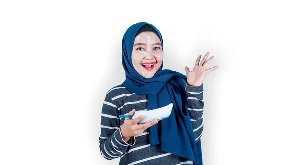Счастливая Женщина Хиджаба Надевает Белую Глиняную Косметическую Маску Касается Лица — стоковое фото