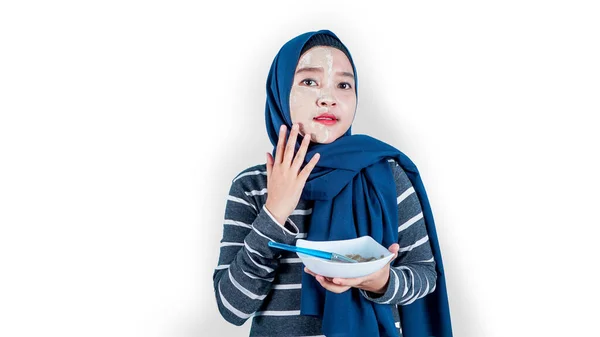 Asiático Hijab Mulher Aplicando Argila Branca Máscara Cosmética Toca Rosto — Fotografia de Stock